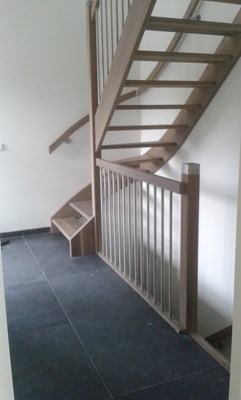 Eiken trappen met RVS details in Koedijk