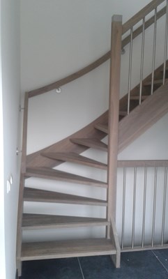 Eiken trappen met RVS details in Koedijk