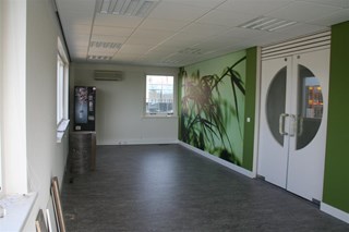 Fotobehang, metrofloor vloer personeelsruimte Sportservice Heerhugowaard