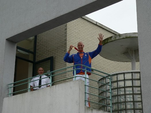 Maarten op het balkon