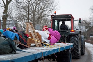 Sint rijdt bijna de school voorbij