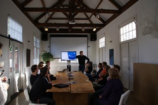 Maikel Bauer in de Bagage loods, aan het begin van de meeting.