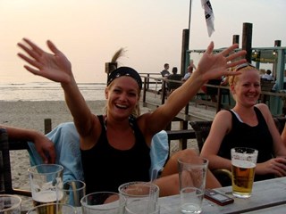 Gezelligheid met Nikki en de rest van de beachvolleyballers