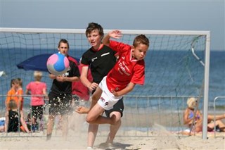 Beachsoccer tijdens Hargen aan Sail 2010  (foto Arnold Goossen)