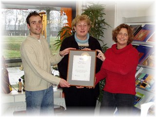 Johan Prins, Yvonne Nordemann en Peggy de Boer met hun Travel Award                