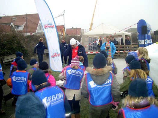 De kinderen begonnen met een warming-up