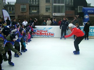 De eerste schaatslessen van Annamarie Thomas beginnen