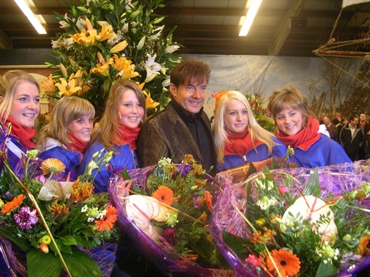 Gerard Joling temidden van Polderse bloemenmeisjes