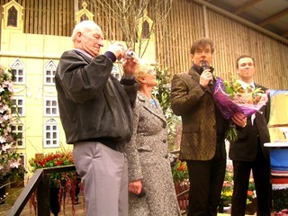 Geer poseert met moeder Jannie en haar vriend voor de pers