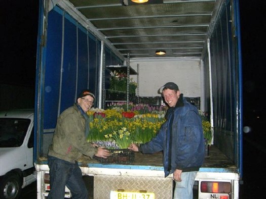 Willem Vink en Jordy Levendig laden de bloemen in