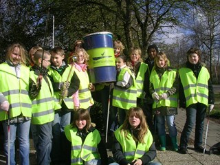 Leerlingen van De Brug in actie tijdens het opruimen in 2008