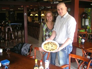 Maarten en Femma serveren een van de eerste pannenkoeken