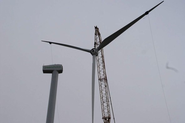 De eerste molen staat er sinds 7 april (foto’s: Piet van Noort)