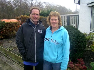 Gerard met zijn vriendin Marian de Boer (foto; dorpskrant De Uijtkijk)