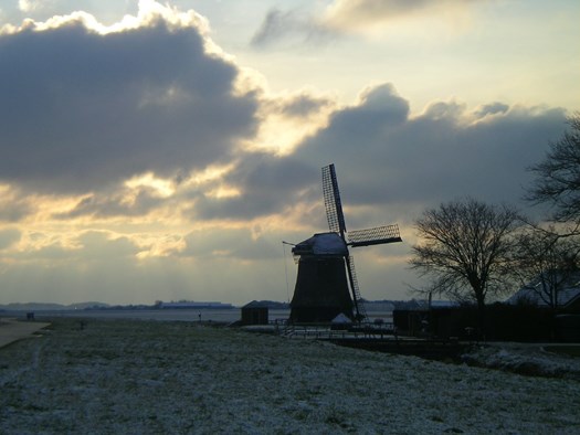 Dreigende winterlucht langs de N9 in St.Maartensvlotbrug