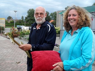 Ellen Kuilboer overhandigt de sleutel aan Sjaak Nieuwboer. Foto:Dorpskrant De Uijtkijk 