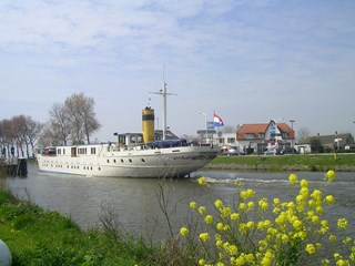 De Princesse Royal passeert St. Maartensvlotbrug