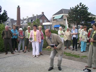 Ben Blonk gooit de eerste ballen en opent de baan