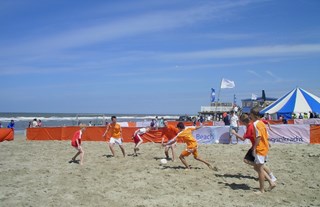 Ideaal weer voor een partijtje beachvoetbal