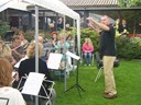 Bert Ridder dirigeerde deze keer in de tuin van Campanula