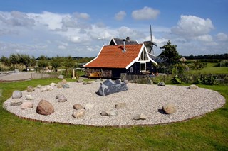 Het tsunamimonument aan de Korte Belkmerweg in ’t Zand