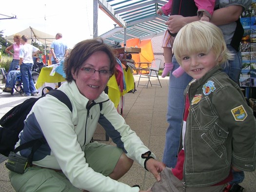 Conno Duiveman is gezellig met oma Barbara op stap