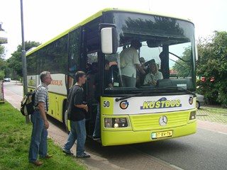 Voor 1 euro gaan de toeristen per bus op pad