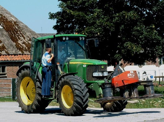 Politie tracteert tractoren op bonnen