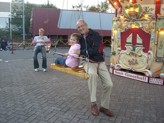 Nooit te oud voor de kermis: Jan Dekker met kleindochter