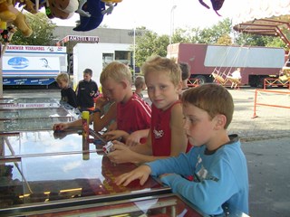 De jeugd mag graag een gokje wagen op de kermis