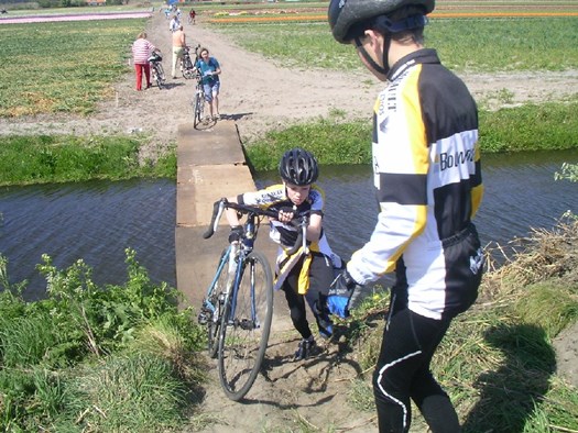 Even een hindernis nemen tijdens de fietstocht