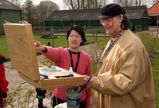 Ada Yeung bezoekt een workshop van Bloeiend Zijpe (foto: George Stoekenbroek)