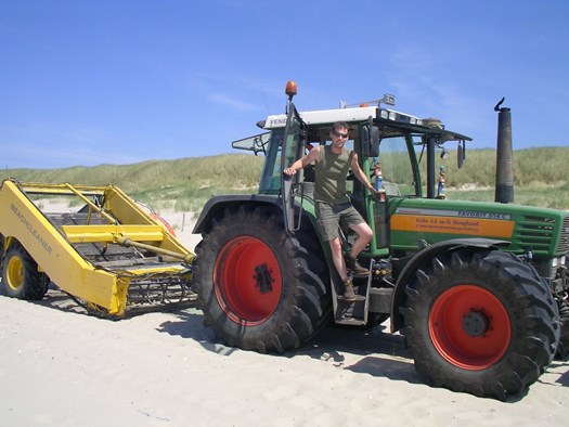 Beachboy Arthur van Ulft op het strand van St..Maartenszee