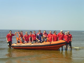 De nieuwe boot van de brigade wordt te water gelaten