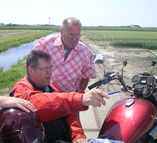 Johan Graas en Piet Kooij speuren het land af