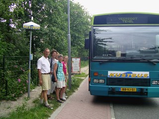 De Kustbus rijdt van Petten naar Den Helder