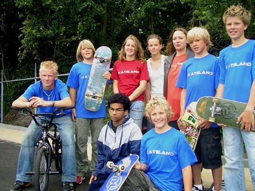 Justine Lomax met de initiatiefnemers van het skatepark