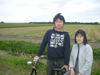 Taiki en Megume op de fiets in de Belkmerweg