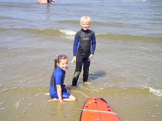 Surfen, je kunt er niet jong genoeg mee beginnen