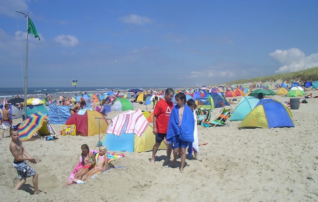 Eindelijk drukte op het strand van St.Maartenszee