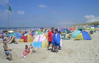 Eindelijk drukte op het strand van St.Maartenszee