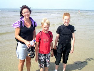 Hermien Middag met haar zoons Robin en Emiel