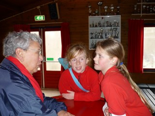 Elin en Lizzy (ME2) vertellen enthousiast aan Frouja over hun wedstrijd