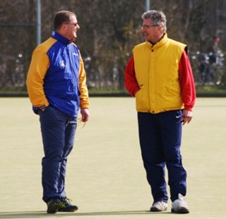 scheidsrechters Maarten Veenendaal (L) en Erik-Jan Repko