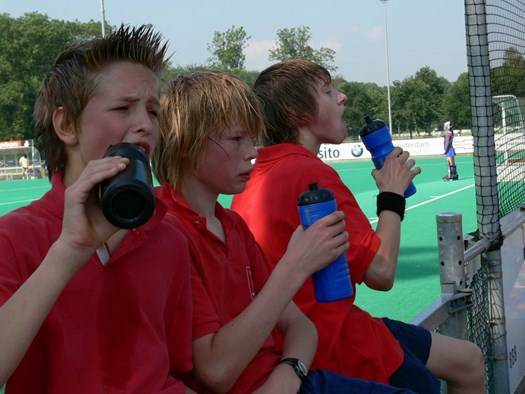 De eerste wedstrijd tegen Purmerend is gespeeld en gewonnen. Jens, Teun en Yordi Smit lessen hun dor