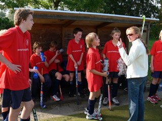 coach Irene geeft haar boys aanwijzingen