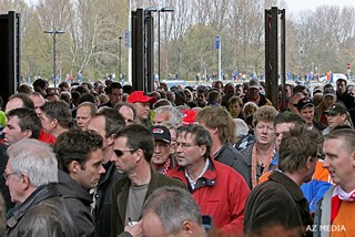 zorgelijke gezichten bij de AZ bezoekers…. Midden in rood jack: Ernst Slinger