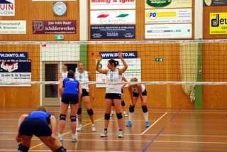 Esther serveert, Simone en Irene aan het net.