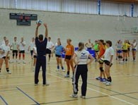 Trainen op het volleybalkamp