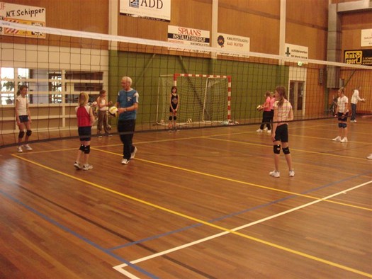 Emile Bongers in actie bij de meiden